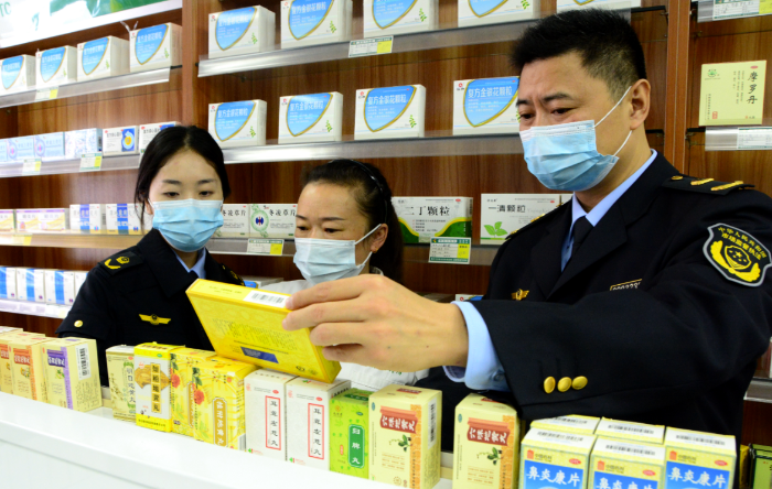 圖為11月14日，該局珍溪鎮市場監管所執法人員在一家藥店檢查“兩品一械”質量。