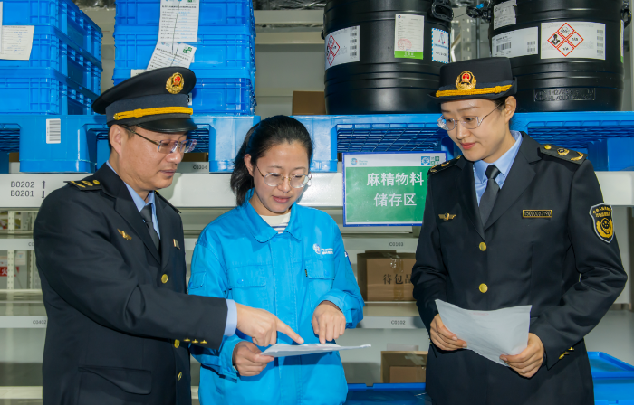 圖為第四分局監管人員在一家藥品生產企業對特殊藥品物料存儲情況進行檢查。
