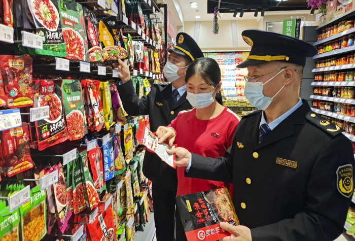 圖為11月17日，該縣食品安全包保干部深入當地超市開展現場檢查。