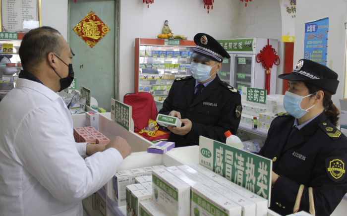 圖為該局執(zhí)法人員在一家藥店檢查“四類(lèi)藥品”銷(xiāo)售實(shí)名制登記情況。