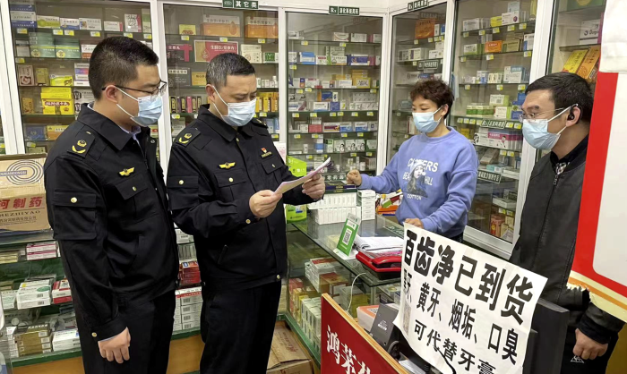 圖為該局清溪鎮市場監管所執法人員在一家藥店檢查藥品進貨來源。