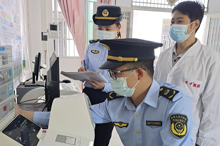 圖為11月21日，該局執法人員在一家鄉鎮村衛生服務中心檢查血壓計。