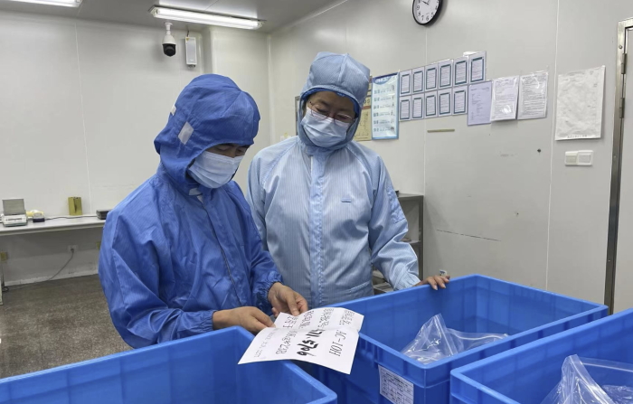 圖為第二分局執法人員在一家化妝品生產企業開展復查。
