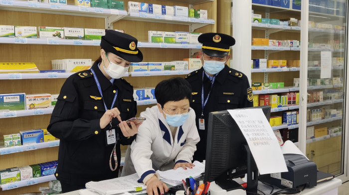 圖為該局執法人員在一家零售藥店對購買“四類藥品”信息登記上報情況進行現場核查。
