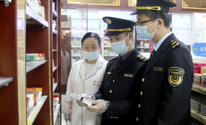 圖為該局執(zhí)法人員在一家藥店檢查疫情防控藥品。