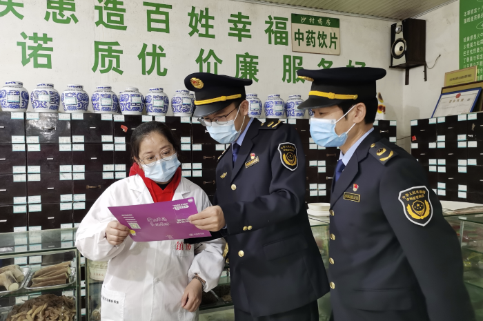圖為11月28日，泰和縣市場監管局沙村分局工作人員在一家藥店開展宣傳活動。