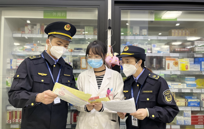 圖為該局執法人員在一家網絡售藥單位開展線下巡查。