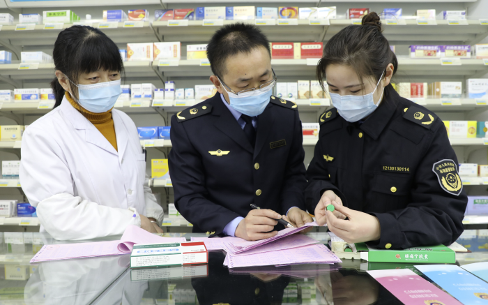 圖為11月25日，樅陽縣市場監管局執法人員在一家零售藥店檢查藥品銷售情況。