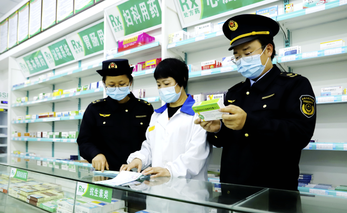 圖為11月29日，該局執(zhí)法人員在一家藥店檢查藥品的進(jìn)貨查驗記錄。