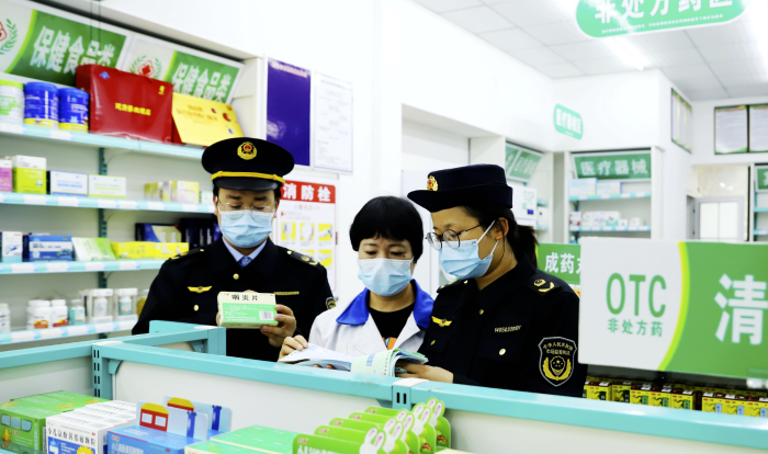圖為12月1日，該局執(zhí)法人員在一家藥店檢查銷售“四類藥品”實名登記情況。