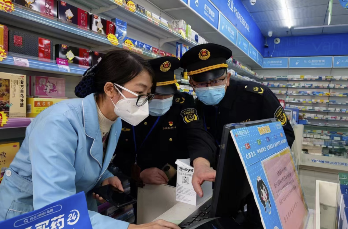 圖為該局執法人員在一家藥店檢查“四類藥品”登記情況。
