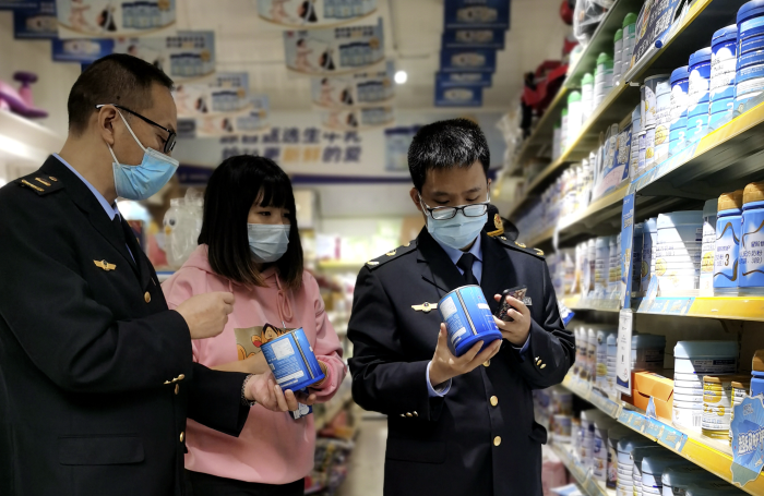 圖為該局焦石鎮市場監管所執法人員在一家母嬰食品專項店檢查食品保質期。