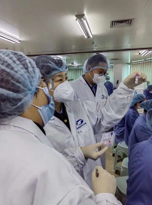 圖：北京市藥監(jiān)人員在抗原試劑企業(yè)進行檢查。