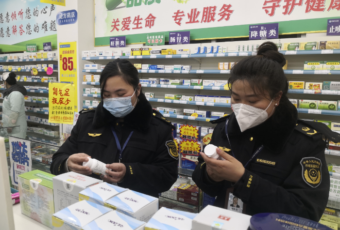 圖為12月15日，該局執法人員在藥店對藥品價格進行檢查。