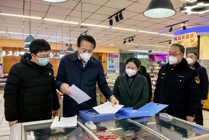 圖為劉東波（左二）到微山縣督導包保企業食品安全工作 。