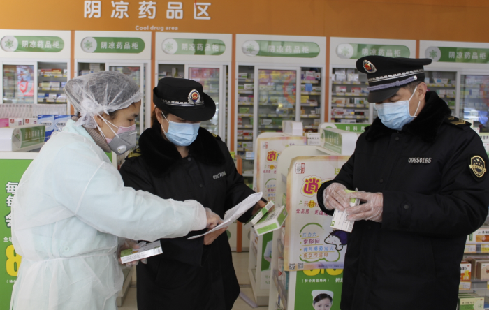 圖為12月20日，該局工作人員在一藥店開展藥品質量和價格檢查。