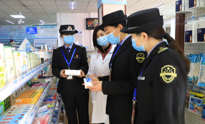 圖為該局執法人員在一家藥店檢查藥品價格。
