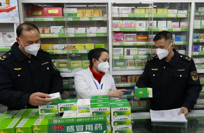 圖為該局執法人員在一家藥店檢查涉疫藥品。