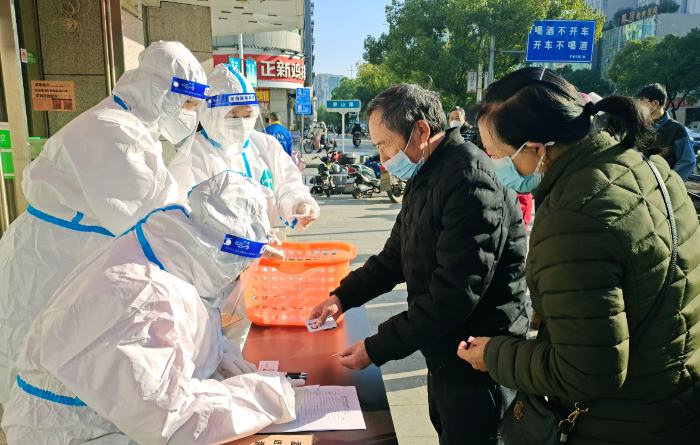圖為12月22日，在江西省于都縣多家藥店工作人員正在免費(fèi)發(fā)放藥品。