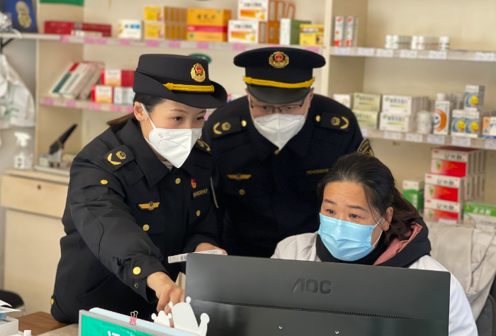 圖為縣市場監管局執法人員在一家藥店檢查拆零銷售專區。