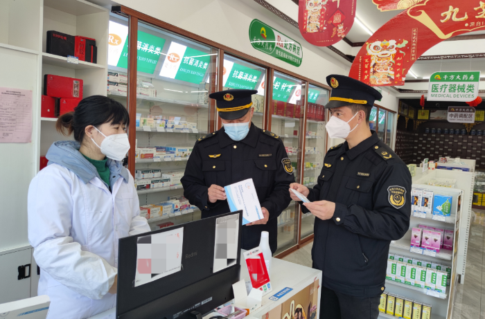 圖為該局執法人員在一家零售藥店檢查新冠病毒抗原檢測試劑質量。