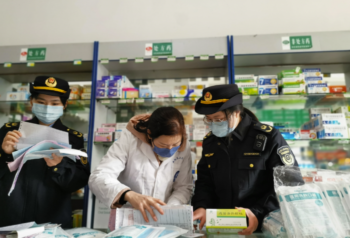圖為1月11日，該局執法人員在一家藥店核查防疫藥品進貨渠道。