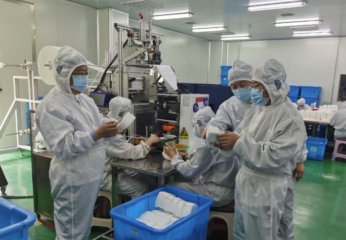 圖為第五分局執法人員在一家企業檢查藥品生產情況。