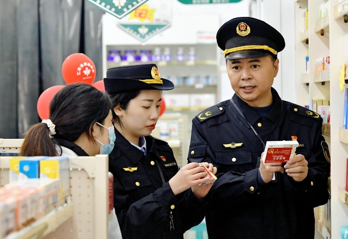 圖為2月6日，該局珍溪鎮市場監管所執法人員在檢查防疫藥品質量。.jpg