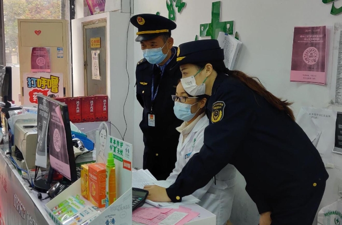 圖為該局執法人員在零售藥店對涉疫藥品的購銷情況進行現場核查。