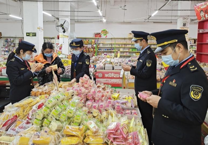 2月8日，該局執法人員在一家鄉鎮食品店內檢查食品。