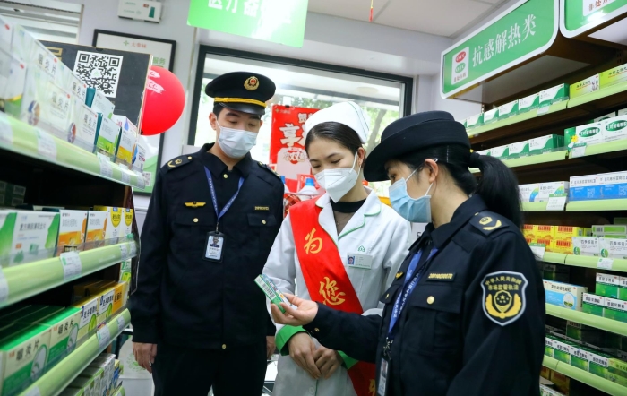 圖為該局執法人員在一家零售藥店開展執法檢查。