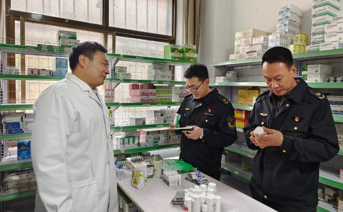 圖為該局執法人員在一家藥店進行抽檢。