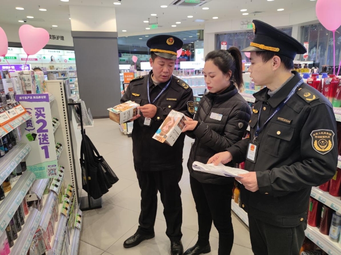 圖為2月14日執法人員在化妝品專賣店檢查情形。