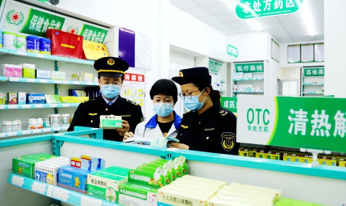 圖為2月14日，該局執法人員在一家藥店檢查