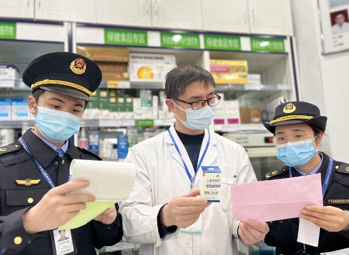 圖為該局執法人員對藥店在售人血白蛋白進貨記錄進行核對。