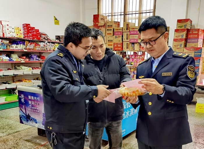 圖為執法人員在新田縣城東中學周邊商店開展食品安全執法檢查。