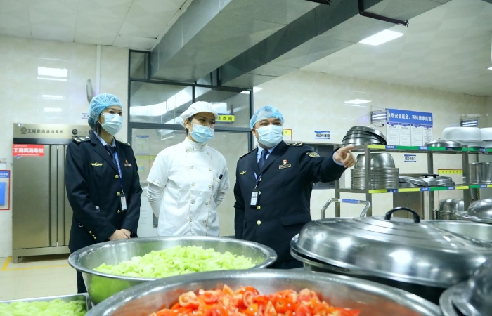 南寧市市場監管局經開分局執法人員對學校食堂后廚進行檢查。（何正君 攝）