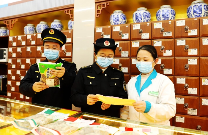 圖為2月21日，該局執法人員在一家零售藥店檢查中藥飲片質量。