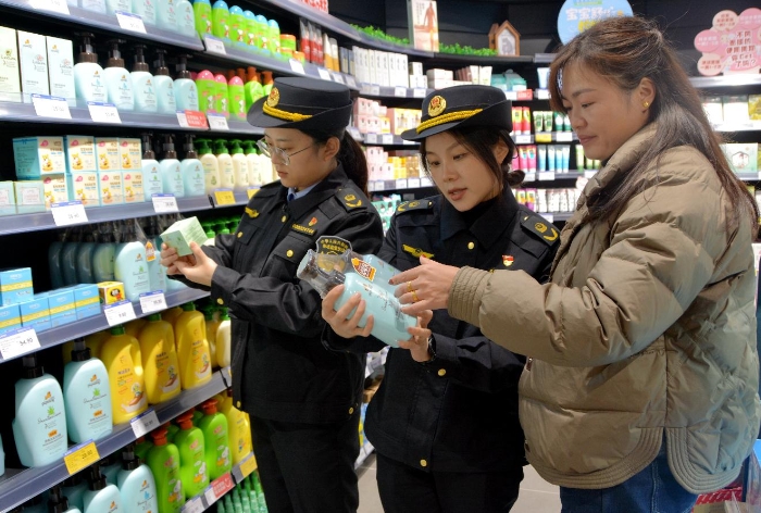圖為該局馬鞍街道市場監管所執法人員在一家超市檢查化妝品的標識標簽。