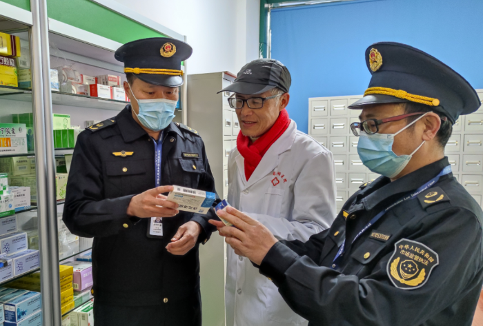 圖為2月28日，該局執法人員在一家民營醫院檢查藥品質量。