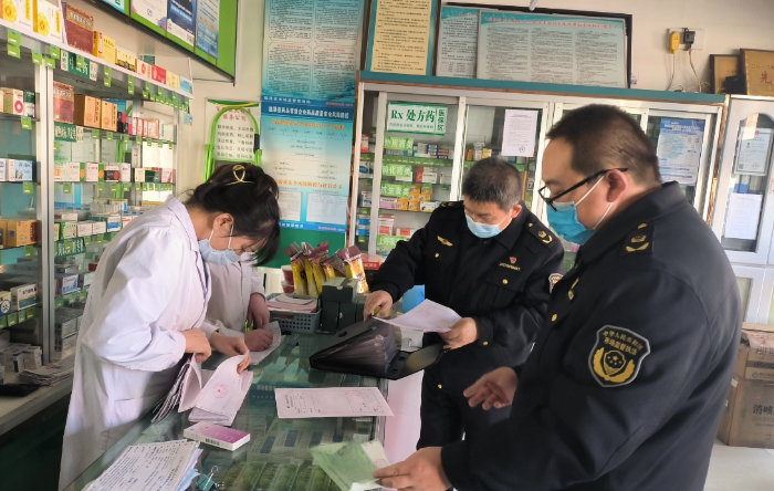 圖為該局執(zhí)法人員在一家藥店檢查涉疫藥品購銷記錄。