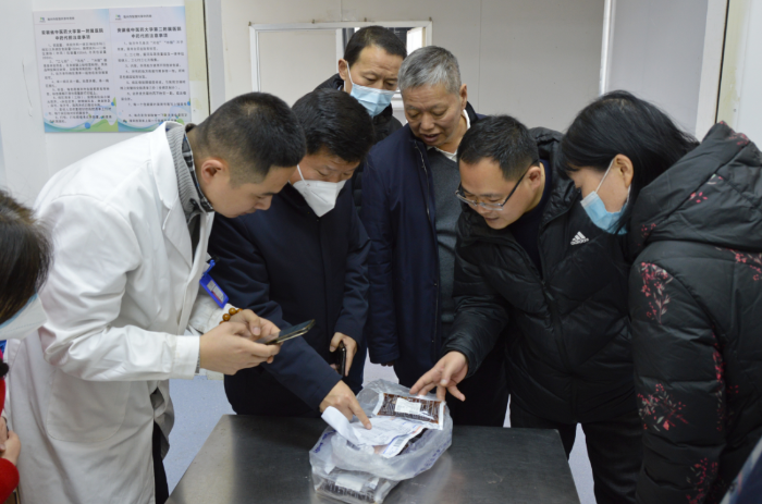 圖為安徽省藥監局黨組成員、副局長張磊（左三）帶隊調研安徽滬譙集團智慧共享中藥房。