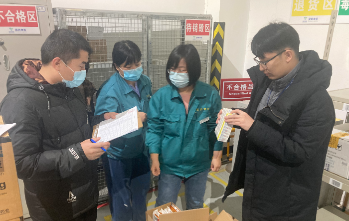 圖為第四監管辦執法人員監督集中銷毀過期、損壞的特殊管理藥品。