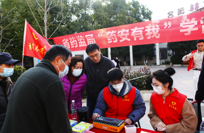 圖為安徽省藥監局青年志愿者為小區居民現場校準家用電子血壓測量儀。