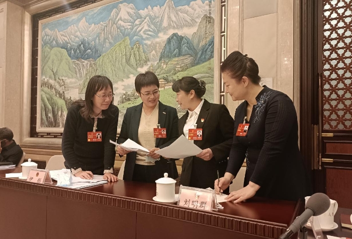 　　3月7日，十四屆全國人大一次會議北京代表團部分代表在小組會議結束后，繼續就關注的話題進行深入交流討論。（涂宣 攝）