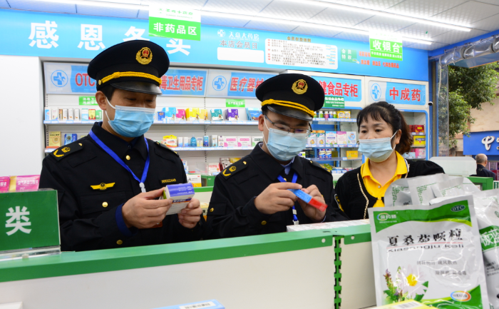 圖為3月7日，該局青羊鎮市場監管所執法人員在一家藥店檢查。