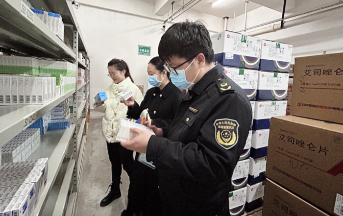 圖為第三分局執法人員在一家企業檢查藥品儲存情況。