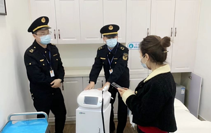 圖為該局執法人員在一家醫美機構內檢查其藥品及醫療器械使用情況。