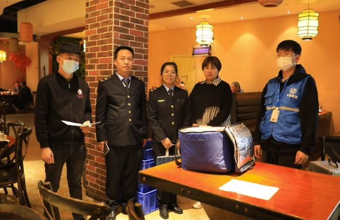 圖為該局執法人員在外婆老勺酒店邀請消費者共同參與“你點我檢”現場抽檢活動。