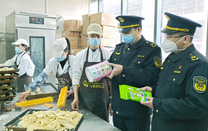 圖為3月20日，該局執法人員在一家奶茶店檢查食品添加劑。